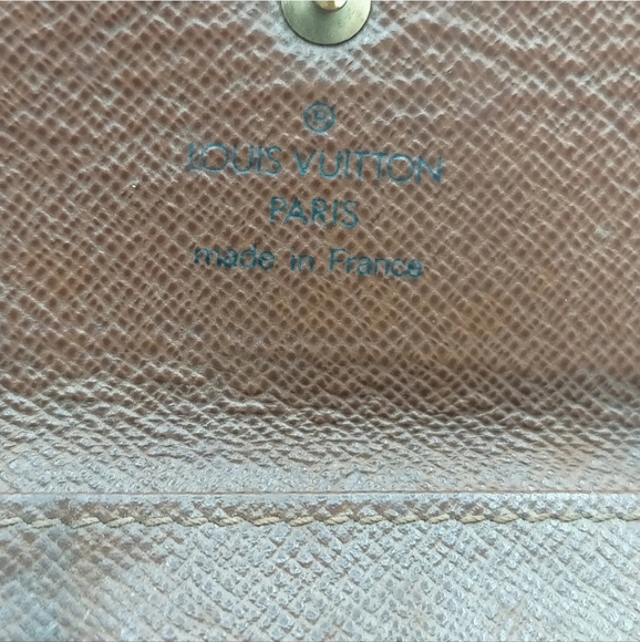 Louis Vuitton Monogram 4 Key Case - Picture 8 of 9